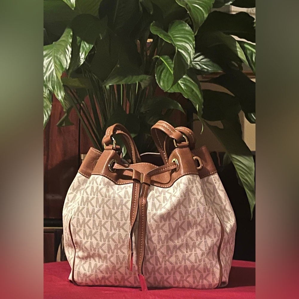MICHAEL KORS MONOGRAM DRAWSTRING BUCKET BAG